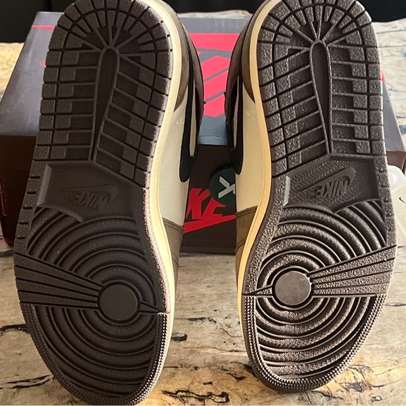 The Air Jordan 1 Mocha High Fragment Design x Travis Scott - Picture 14 of 15